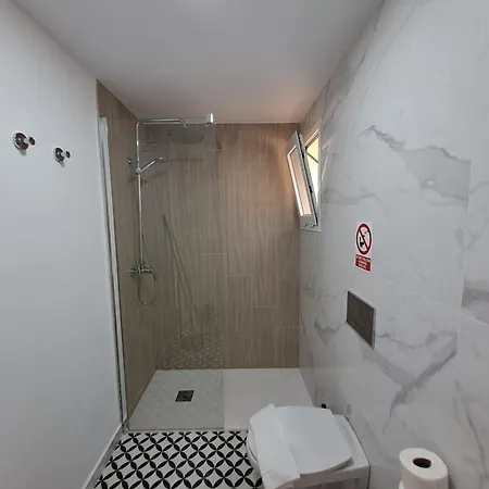 Apartment Homeforguest 15 Con Terraza Y Piscina En