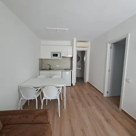 Homeforguest 15 Con Terraza Y Piscina En *